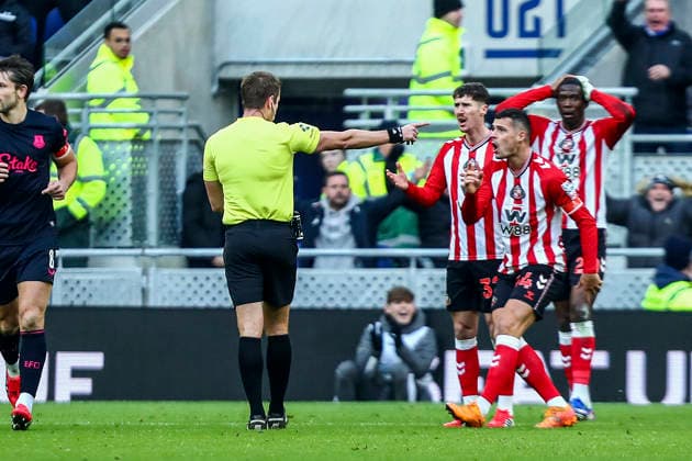Everton v Sunderland, Emirates FA Cup Granit Xhaka of Sunderland is shown a yellow card, booked by Referee, John Brooks during the Everton v Sunderland Emirates FA Cup Third Round match at the Hill Dickinson Stadium, Liverpool, England on 10 January 2026 Credit: Luke Williams Every Second Media Editorial use only. All images are copyright Every Second Media Limited. No images may be reproduced without prior permission. All rights reserved. Premier League and Football League images are subject to licensing agreements with Football DataCo Limited. see https: www.football-dataco.com Copyright: xIMAGO EveryxSecondxMediax ESM-1746-0039 LukexWilliamsx xEveryxSecondxMediax