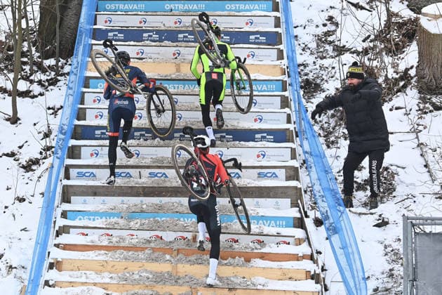 Mistrovstvi Ceske republiky v cyklokrosu: muzi, 10. ledna 2026, Dolni oblast Vitkovice, Ostrava. Zleva Krystof Bazant (CYKLOSTAR Pirelli), Vaclav Jezek (BRILON RACING TEAM MB) a Matyas Fiala (CEZ Cyklo Team Tabor). (CTKxPhoto JaroslavxOzana) CTKPhotoP2026011004065  CTKPhotoP2026011004065
