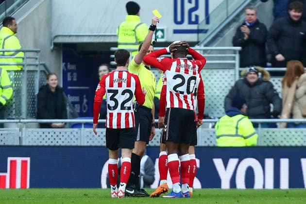 Everton v Sunderland, Emirates FA Cup Granit Xhaka of Sunderland is shown a yellow card, booked by Referee, John Brooks who awards a penalty to Everton during the Everton v Sunderland Emirates FA Cup Third Round match at the Hill Dickinson Stadium, Liverpool, England on 10 January 2026 Credit: Luke Williams Every Second Media Editorial use only. All images are copyright Every Second Media Limited. No images may be reproduced without prior permission. All rights reserved. Premier League and Football League images are subject to licensing agreements with Football DataCo Limited. see https: www.football-dataco.com Copyright: xIMAGO EveryxSecondxMediax ESM-1746-0041 LukexWilliamsx xEveryxSecondxMediax