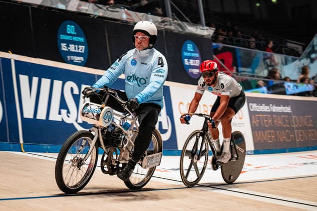 GRODIN Donovan: Sixdays Bremen 2026 Team 3 - SPIELBANK BREMEN - GRODIN Donovan ( FRA ) - Black - Team 4 - SCHOEFS Eric ( BEL ) - Pacemaker - Querformat - quer - horizontal - Landscape - Event Veranstaltung: Sixdays Bremen 2026 - Category Kategorie: Cycling - Track cycling, Rad, Radsport, Bahnrad, Bahn Sixdays - Elite Men - Location Ort: Europe Germany - Bremen - ÖVB Arena - Discipline: Derny Race - Distance: ... m - Date Datum: 09.01.2026 Friday Day 1 -