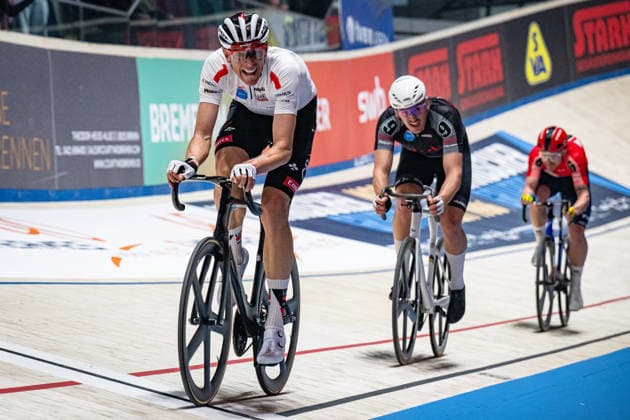 POLITT Nils: Sixdays Bremen 2026 Team 1 - HERMES SYSTEME - POLITT Nils ( GER ) - Red Querformat - quer - horizontal - Landscape - Event Veranstaltung: Sixdays Bremen 2026 - Category Kategorie: Cycling - Track cycling, Rad, Radsport, Bahnrad, Bahn Sixdays - Elite Men - Location Ort: Europe Germany - Bremen - ÖVB Arena - Discipline: Madison - Distance: ... m - Date Datum: 09.01.2026 Friday Day 1 -