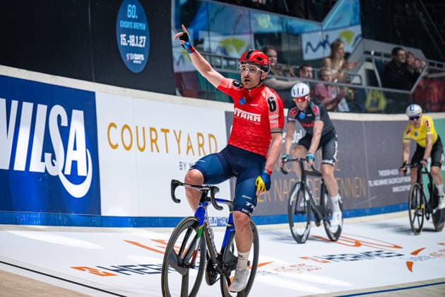 CONSONNI Simone: Sixdays Bremen 2026 Team 6 - STARK-GEBÄUDEREINIGUNG - CONSONNI Simone ( ITA ) - Black - SCARTEZZINI Michele ( ITA ) - Red Querformat - quer - horizontal - Landscape - Event Veranstaltung: Sixdays Bremen 2026 - Category Kategorie: Cycling - Track cycling, Rad, Radsport, Bahnrad, Bahn Sixdays - Elite Men - Location Ort: Europe Germany - Bremen - ÖVB Arena - Discipline: Madison - Distance: ... m - Date Datum: 09.01.2026 Friday Day 1 -