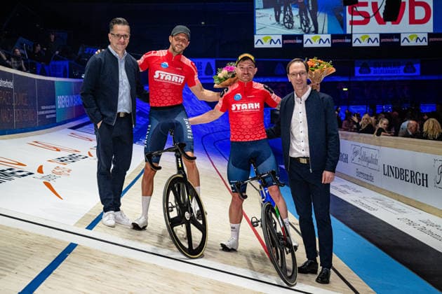 CONSONNI Simone, SCARTEZZINI Michele: Sixdays Bremen 2026 Team 6 - STARK-GEBÄUDEREINIGUNG - CONSONNI Simone ( ITA ) - Black - SCARTEZZINI Michele ( ITA ) - Red Award Ceremony - Medal Ceremony - Podium - Querformat - quer - horizontal - Landscape - Event Veranstaltung: Sixdays Bremen 2026 - Category Kategorie: Cycling - Track cycling, Rad, Radsport, Bahnrad, Bahn Sixdays - Elite Men - Location Ort: Europe Germany - Bremen - ÖVB Arena - Discipline: Madison - Distance: ... m - Date Datum: 09.01.2026 Friday Day 1 -