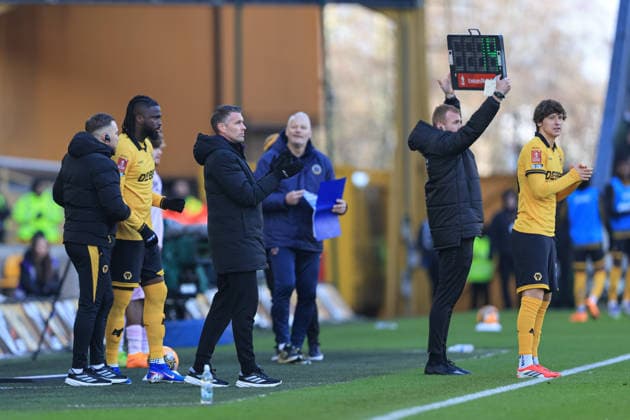 Emirates FA Cup Third Round Wolverhampton Wanderers v Shrewsbury Town Wolverhampton makes a couple of substitutes during the Emirates FA Cup Third Round match Wolverhampton Wanderers vs Shrewsbury Town at Molineux, Wolverhampton, United Kingdom, 10th January 2026 (Photo by Euan Manning News Images) Wolverhampton Molineux West Midlands United Kingdom Copyright: xEuanxManning NewsxImagesx