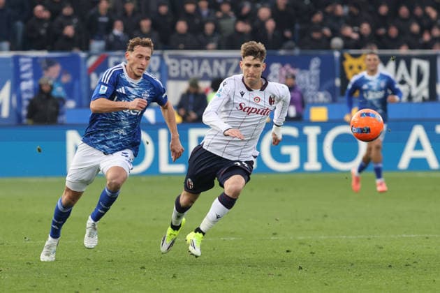ComoÕs BolognaÕs Juan Miranda ComoÕs Mergim Voivoda during the Serie A soccer match between Como and Bologna at the Giuseppe Sinigaglia stadium in Como, north Italy - January 10, 2026 - Soccer.  Copyright: xAntonioxSaiai LaPressex