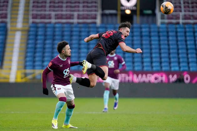 Burnley v Millwall, Burnley, UK - 10 Jan 2026 Quilindschy Hartman of Burnley and Ryan Leonard of Millwall during the Emirates FA Cup match between Burnley and Millwall at Turf Moor, Burnley on 10 January 2026 ( Burnley Turf Moor Burnley England Copyright: xHarryxCornish PPAUKx PPA-239535