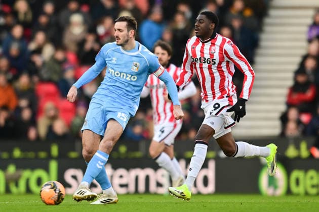 Stoke City v Coventry City, FA Cup, 3rd Round Coventry City midfielder Liam Kitching (15) looks to release the ball under pressure from Stoke City forward (on loan from Manchester City) Divin Mubama (9) during the FA Cup match between Stoke City and Coventry City at the Bet365 Stadium, Stoke-on-Trent, UK on 10 January 2026. Stoke-on-Trent Bet365 Stadium Staffordshire UK Editorial use only DataCo restrictions apply See www.football-dataco.com , Copyright: xDennisxGoodwinx PSI-23558-0009