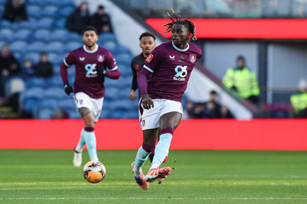 Emirates FA Cup Third Round Burnley v Millwall Lesley Ugochukwu of Burnley passes the ball forward during the Emirates FA Cup Third Round match Burnley vs Millwall at Turf Moor, Burnley, United Kingdom, 10th January 2026 (Photo by Jorge Horsted News Images) Burnley Turf Moor Lancashire United Kingdom Copyright: xJorgexHorsted NewsxImagesx