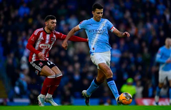 Manchester City v Exeter City, Manchester, UK - 10 Jan 2026 Rodri of Manchester City battles for the ball with Reece Cole of Exeter City during the Emirates FA Cup Third Round match between Manchester City and Exeter City on 10 January 2026 in Etihad Stadium, Manchester, England. Photo by Tom Sandberg PPAUK Manchester The Etihad Stadium Greater Manchester England Copyright: xTomxSandberg PPAUKx PPA-239544