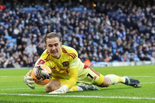 Emirates FA Cup Third Round Manchester City v Exeter City Exeter City goalkeeper Joe Whitworth keeps the ball in play during the Emirates FA Cup Third Round match Manchester City vs Exeter City at Etihad Stadium, Manchester, United Kingdom, 10th January 2026 (Photo by Mark Cosgrove News Images) Manchester Etihad Stadium Manchester United, ManU Kingdom Copyright: xMarkxCosgrove NewsxImagesx