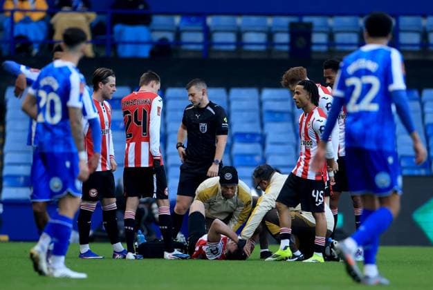 Jordan Henderson of Brentford receives treatment after an injury Sheffield Wednesday v Brentford, Emirates FA Cup, Third Round, Football, Hillsborough, Sheffield, UK - 10 Jan 2026Sheffield Hillsborough United Kingdom EDITORIAL USE ONLY No use with unauthorised audio, video, data, fixture lists, club league logos or live services. Online in-match use limited to 120 images, no video emulation. No use in betting, games or single club league player publications. Copyright: xGeorgexTewkesbury Shutterstockx 16246263bf