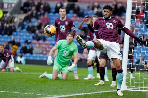 Burnley v Millwall, Burnley, UK - 10 Jan 2026 Josh Laurent of Burnley during the Emirates FA Cup match between Burnley and Millwall at Turf Moor, Burnley on 10 January 2026 ( Burnley Turf Moor Burnley England Copyright: xHarryxCornish PPAUKx PPA-239575