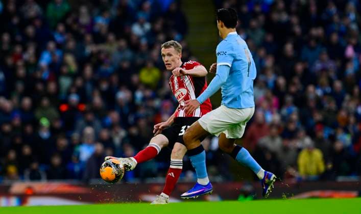 Manchester City v Exeter City, Manchester, UK - 10 Jan 2026 Jake Doyle-Hayes of Exeter City passes past Tijjani Reijnders of Manchester City during the Emirates FA Cup Third Round match between Manchester City and Exeter City on 10 January 2026 in Etihad Stadium, Manchester, England. Photo by Tom Sandberg PPAUK Manchester The Etihad Stadium Greater Manchester England Copyright: xTomxSandberg PPAUKx PPA-239580
