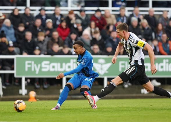 Newcastle Upon Tyne, England, 10th January 2026. Eli Junior Kroupi of Bournemouth shoots at goal during the Newcastle United vs AFC Bournemouth FA Cup match at St. James Park, Newcastle Upon Tyne. Picture credit should read: Nigel Roddis Sportimage EDITORIAL USE ONLY. No use with unauthorised audio, video, data, fixture lists, club league logos or live services. Online in-match use limited to 120 images, no video emulation. No use in betting, games or single club league player publications. SPI_024_NR_NEWC_BOUR SPI-4441-0022