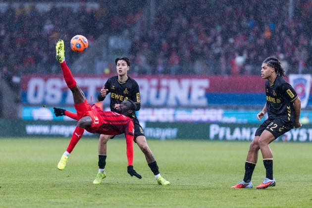 HEIDENHEIM, GERMANY - JANUARY 10: Sirlod Conteh (1. FC Heidenheim 1846, 31) secures the ball against Denis Huseinbasic (1. FC Koeln, 8) during the Bundesliga match between 1. FC Heidenheim 1846 vs. 1. FC Koeln at VOITH-ARENA on matchday 16 of the 1. Bundesliga on January 10, 2026 in Heidenheim, Germany. DFL REGULATIONS PROHIBIT ANY USE OF PHOTOGRAPHS AS IMAGE SEQUENCES AND OR QUASI-VIDEO. Bayern Germany Copyright: xSteffiexWunderlx