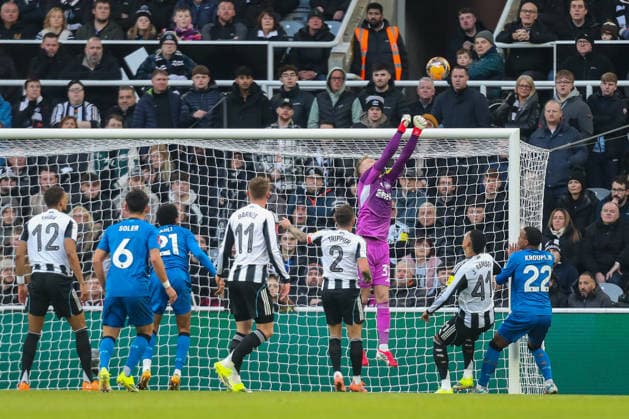 Newcastle United v AFC Bournemouth, Emirates FA Cup Aaron Ramsdale Of Newcastle United punches the ball clear during the Newcastle United v AFC Bournemouth Emirates FA Cup Third Round match at St. James Park, Newcastle Upon Tyne, England on 9 January 2026 Credit: Lee Keuneke Every Second Media Editorial use only. All images are copyright Every Second Media Limited. No images may be reproduced without prior permission. All rights reserved. Premier League and Football League images are subject to licensing agreements with Football DataCo Limited. see https: www.football-dataco.com Copyright: xIMAGO EveryxSecondxMediax ESM-1743-0040 LeexKeunekex xEveryxSecondxMediax