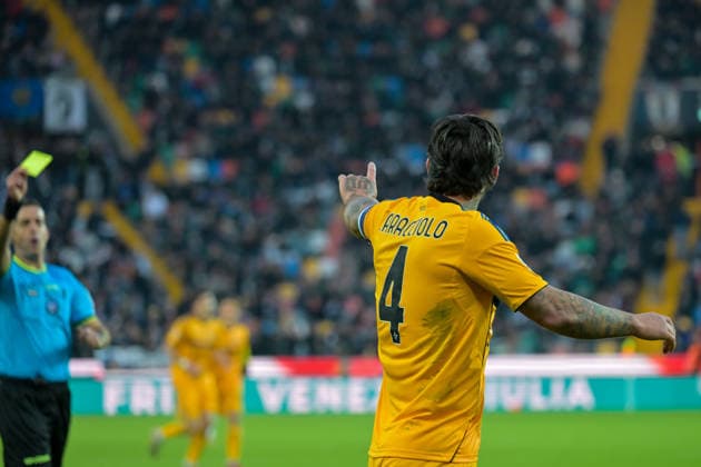 Yellow card for Pisa s Antonio Caracciolo during Udinese Calcio vs Pisa SC, Italian soccer Serie A match in Udine, Italy, January 10 2026  Copyright: xAlessioxMarini IPAxSportx xipa-agency.netx xx IPA_69886369 IPA_Agency_IPA69886369