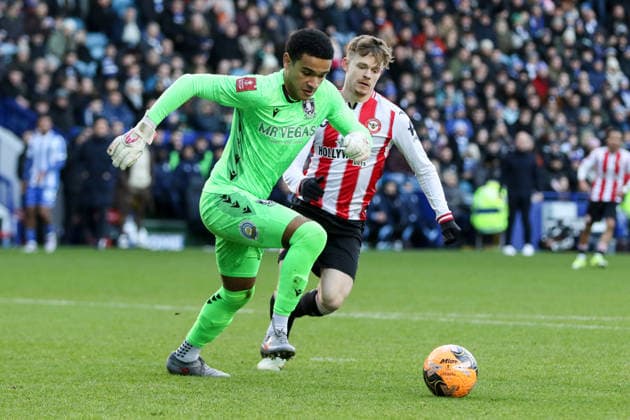 Goalkeeper Pierce Charles (1 Sheffield Wednesday) controls the ball during the FA Cup match between Sheffield Wednesday and Brentford at Hillsborough Stadium in Sheffield, England on January 10th 2026. Copyright: xSeanxChandlerx xSPPx Sportspressphoto_SPR80327