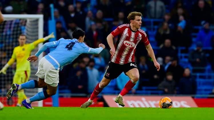 Manchester City v Exeter City, Manchester, UK - 10 Jan 2026 Ed Turns of Exeter City battles for the ball with Tijjani Reijnders of Manchester City during the Emirates FA Cup Third Round match between Manchester City and Exeter City on 10 January 2026 in Etihad Stadium, Manchester, England. Photo by Tom Sandberg PPAUK Manchester The Etihad Stadium Greater Manchester England Copyright: xTomxSandberg PPAUKx PPA-239621