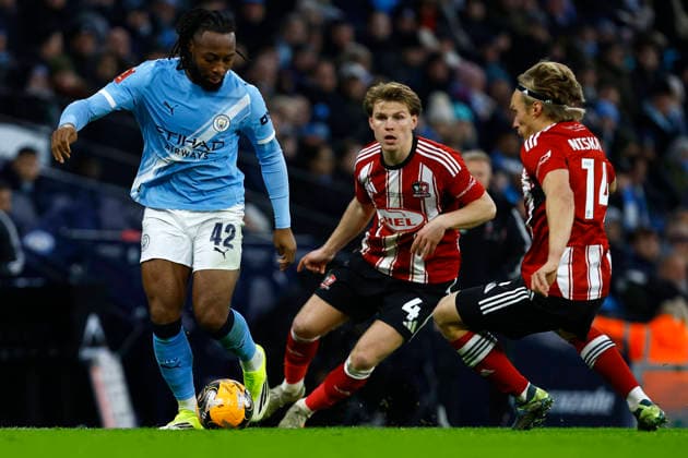 Manchester City v Exeter City, Manchester, UK - 10 January 2026 Antoine Semenyo of Manchester City feels pressure from Ed Turns of Exeter City and Ilmari Niskanen of Exeter City during the Emirates FA Cup Round 3 match between Manchester City and Exeter City at The Etihad Stadium on 10 January 2026 in Manchester, England (Photo by Steve Taylor PPAUK) Manchester The Etihad Stadium Greater Manchester England Copyright: xStevexTaylor PPAUKx PPA-239629