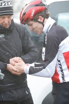 10.01.2026 Deutsche Meisterschaft Rad-Cross Bensheim Deutsche Radcross Meisterschaft 2026 U23 Nr 3 Sieger Eike Behrens (Stevens Racing Team) hat kalte Hände im Ziel Bensheim Hessen Deutschland