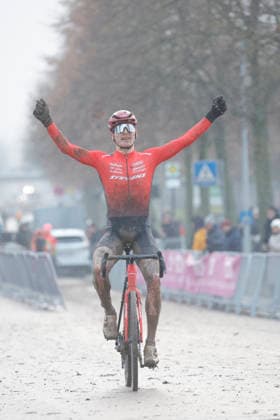 10.01.2026 Deutsche Meisterschaft Rad-Cross Bensheim Deutsche Radcross Meisterschaft 2026 U23 Nr 3 Sieger Eike Behrens (Stevens Racing Team) jubel Freude im Ziel Bensheim Hessen Deutschland