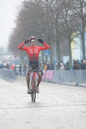 10.01.2026 Deutsche Meisterschaft Rad-Cross Bensheim Deutsche Radcross Meisterschaft 2026 U23 Nr 3 Sieger Eike Behrens (Stevens Racing Team) jubel Freude im Ziel Bensheim Hessen Deutschland