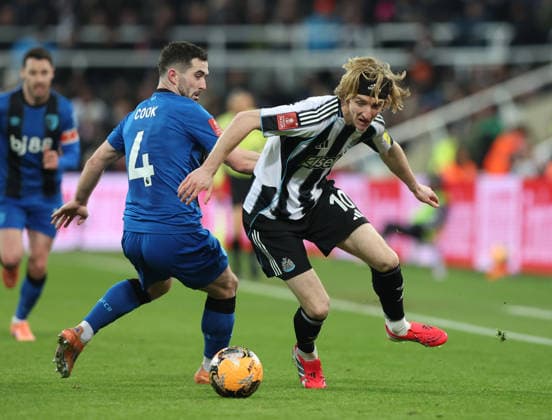 Newcastle Upon Tyne, England, 10th January 2026. Anthony Gordon of Newcastle United turns Lewis Cook of Bournemouth during the Newcastle United vs AFC Bournemouth FA Cup match at St. James Park, Newcastle Upon Tyne. Picture credit should read: Nigel Roddis Sportimage EDITORIAL USE ONLY. No use with unauthorised audio, video, data, fixture lists, club league logos or live services. Online in-match use limited to 120 images, no video emulation. No use in betting, games or single club league player publications. SPI_041_NR_NEWC_BOUR SPI-4441-0042