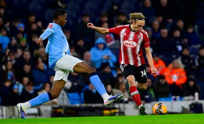 Manchester City v Exeter City, Manchester, UK - 10 Jan 2026 Ilmari Niskanen of Exeter City battles for the ball with Stephen Mfuni of Manchester City during the Emirates FA Cup Third Round match between Manchester City and Exeter City on 10 January 2026 in Etihad Stadium, Manchester, England. Photo by Tom Sandberg PPAUK Manchester The Etihad Stadium Greater Manchester England Copyright: xTomxSandberg PPAUKx PPA-239649