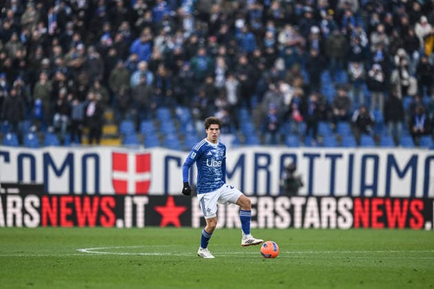 Maximo Perrone of Calcio Como in action during the Italian Serie A football match between Calcio Como and Bologna FC on January 10th, 2026 at the Giuseppe Senigallia stadium in Como, Italy  Copyright: xTizianoxBallabio IPAxSportx xipa-agency.netx xx IPA_69888254 IPA_Agency_IPA69888254