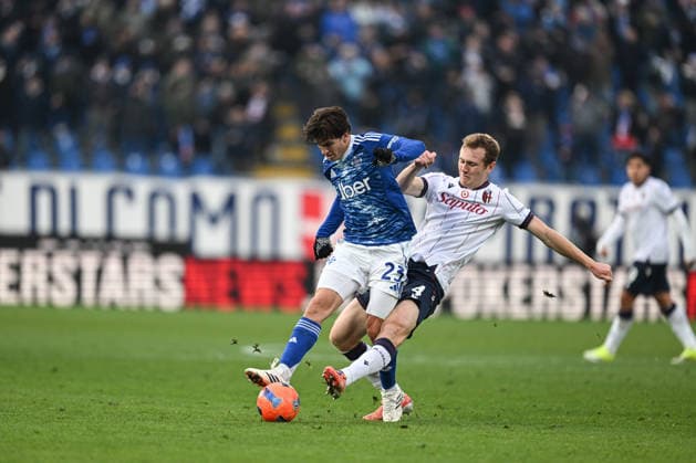 Maximo Perrone of Calcio Como in action during the Italian Serie A football match between Calcio Como and Bologna FC on January 10th, 2026 at the Giuseppe Senigallia stadium in Como, Italy  Copyright: xTizianoxBallabio IPAxSportx xipa-agency.netx xx IPA_69888908 IPA_Agency_IPA69888908
