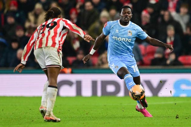 Stoke City v Coventry City, FA Cup, 3rd Round Coventry City forward Ephron Mason-Clark (10) passes under pressure from Stoke City forward Lamine Cisse (29) during the FA Cup match between Stoke City and Coventry City at the Bet365 Stadium, Stoke-on-Trent, UK on 10 January 2026. Stoke-on-Trent Bet365 Stadium Staffordshire UK Editorial use only DataCo restrictions apply See www.football-dataco.com , Copyright: xDennisxGoodwinx PSI-23558-0062
