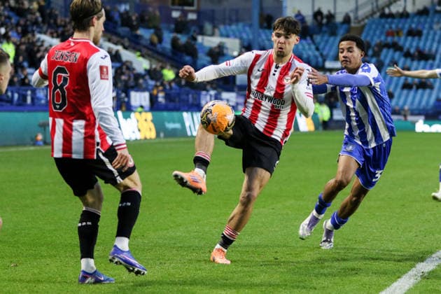 Aaron Hickey (2 Brentford) controls the ball during the FA Cup match between Sheffield Wednesday and Brentford at Hillsborough Stadium in Sheffield, England on January 10th 2026. Copyright: xSeanxChandlerx xSPPx Sportspressphoto_SPR80357