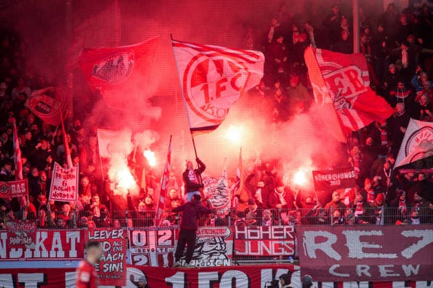 Fußball, 1. Bundesliga, 20260110, 1. FC Heidenheim 1846 - 1. FC Köln. Im Bild Fans Köln Pyro. Heidenheim Voith Arena Baden-Württemberg Deutschland *** Soccer, 1 Bundesliga, 20260110, 1 FC Heidenheim 1846 1 FC Köln Im Bild Fans Köln Pyro Heidenheim Voith Arena Baden Württemberg Germany Copyright: Passion2Press MarkusxFischerx