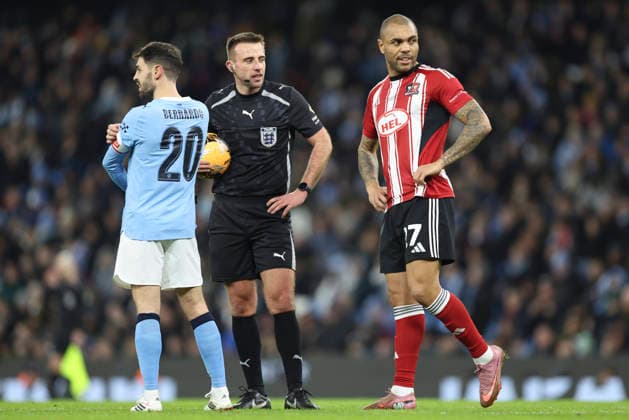 Manchester City v Exeter City, Emirates FA Cup Manchester City midfielder Bernardo Silva (20) Exeter City forward Josh Magennis (27) and Referee Adam Herczeg during the Manchester City v Exeter City Emirates FA Cup Third Round match at the Etihad Stadium, Manchester, England on 10 January 2026 Credit: Phil Duncan Every Second Media Editorial use only. All images are copyright Every Second Media Limited. No images may be reproduced without prior permission. All rights reserved. Premier League and Football League images are subject to licensing agreements with Football DataCo Limited. see https: www.football-dataco.com Copyright: xIMAGO EveryxSecondxMediax ESM-1745-0050 PhilxDuncanx xEveryxSecondxMediax