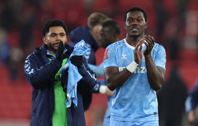 Ephron Mason-Clark of Coventry City applauds the fans at full time Stoke City v Coventry City, Emirates FA Cup, Third Round, Football, Bet365 Stadium, Stoke-on-Trent, UK - 10 Jan 2026Stoke-on-Trent Bet365 Stadium United Kingdom EDITORIAL USE ONLY No use with unauthorised audio, video, data, fixture lists, club league logos or live services. Online in-match use limited to 120 images, no video emulation. No use in betting, games or single club league player publications. Copyright: xKieranxMcManus Shutterstockx 16246248cw