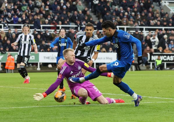 Newcastle Upon Tyne, England, 10th January 2026. Aaron Ramsdale of Newcastle United saves a shot from Evanilson of Bournemouth during the Newcastle United vs AFC Bournemouth FA Cup match at St. James Park, Newcastle Upon Tyne. Picture credit should read: Nigel Roddis Sportimage EDITORIAL USE ONLY. No use with unauthorised audio, video, data, fixture lists, club league logos or live services. Online in-match use limited to 120 images, no video emulation. No use in betting, games or single club league player publications. SPI_045_NR_NEWC_BOUR SPI-4441-0046