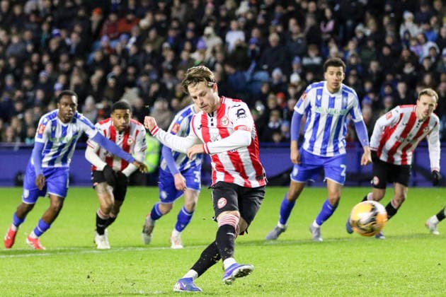 Mathias Jensen (8 Brentford) takes a penalty during the FA Cup match between Sheffield Wednesday and Brentford at Hillsborough Stadium in Sheffield, England on January 10th 2026. Copyright: xSeanxChandlerx xSPPx Sportspressphoto_SPR80403
