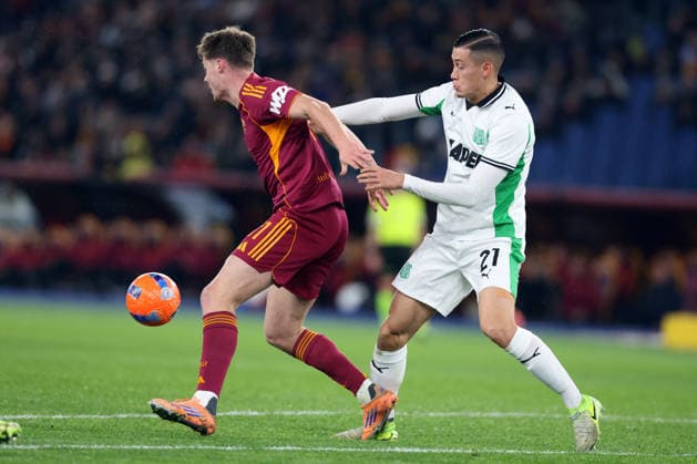 CALCIO - Serie A - AS Roma vs US Sassuolo Rome, Italy - January 10, 2026: Evan Ferguson of A.S. Roma , Jay Idzes of Sassuolo seen in action during the Serie A Enilive 2025-2026 football match between AS Roma vs US Sassuolo at Olympic Stadium. Rome Italy  Copyright: xIPAxSport ABACAx