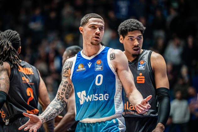 10.01.2026, xhfmx, Basketball easyCredit BBL Bundesliga, Frankfurt Skyliners - NINERS Chemnitz Logan Johnson (Skyliners Frankfurt) reklamiert (DFL DFB REGULATIONS PROHIBIT ANY USE OF PHOTOGRAPHS as IMAGE SEQUENCES and or QUASI-VIDEO) Frankfurt am Main