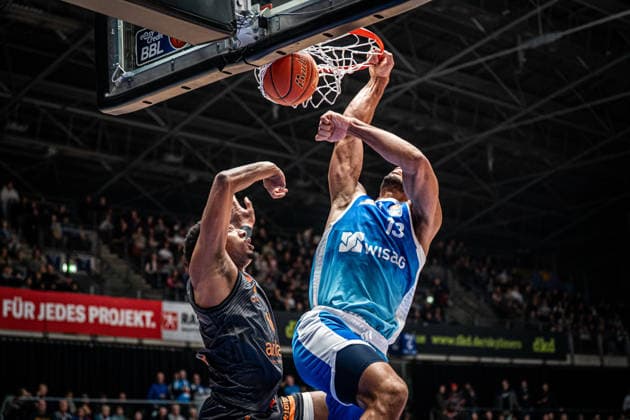 10.01.2026, xhfmx, Basketball easyCredit BBL Bundesliga, Frankfurt Skyliners - NINERS Chemnitz Jeadon LeDee (Skyliners Frankfurt) mit einem Dunk (DFL DFB REGULATIONS PROHIBIT ANY USE OF PHOTOGRAPHS as IMAGE SEQUENCES and or QUASI-VIDEO) Frankfurt am Main