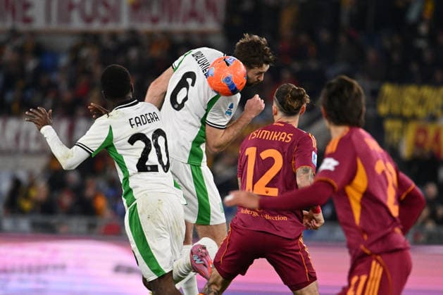 AS Roma v US Sassuolo Calcio - Serie A Sebastian Walukiewicz of U.S. Sassuolo and Kostas Tsimikas of A.S. Roma are in action during the 20th day of the Serie A Championship between A.S. Roma and U.S. Sassuolo at the Olympic Stadium in Rome, Italy, on January 10, 2026. Rome Italy  Copyright: xDomenicoxCippitellix originalFilename:cippitelli-asromaus260110_npmYn.jpg
