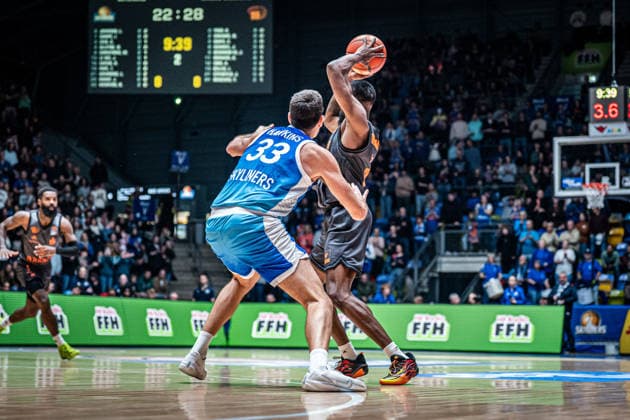 10.01.2026, xhfmx, Basketball easyCredit BBL Bundesliga, Frankfurt Skyliners - NINERS Chemnitz v.l. Ryan Hawkins (Skyliners Frankfurt) im Zweikampf mit John Newman (Niners Chemnitz) (DFL DFB REGULATIONS PROHIBIT ANY USE OF PHOTOGRAPHS as IMAGE SEQUENCES and or QUASI-VIDEO) Frankfurt am Main