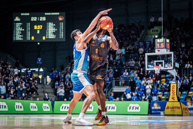10.01.2026, xhfmx, Basketball easyCredit BBL Bundesliga, Frankfurt Skyliners - NINERS Chemnitz v.l. Ryan Hawkins (Skyliners Frankfurt) im Zweikampf mit John Newman (Niners Chemnitz) (DFL DFB REGULATIONS PROHIBIT ANY USE OF PHOTOGRAPHS as IMAGE SEQUENCES and or QUASI-VIDEO) Frankfurt am Main