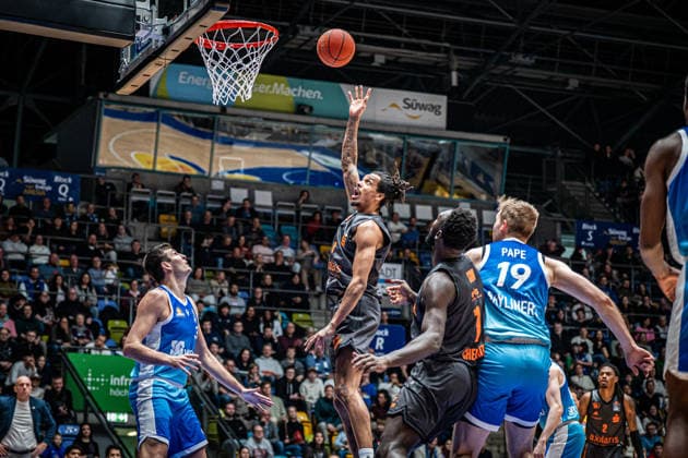 10.01.2026, xhfmx, Basketball easyCredit BBL Bundesliga, Frankfurt Skyliners - NINERS Chemnitz Kevin Yebo (Niners Chemnitz) mit einem Korbleger (DFL DFB REGULATIONS PROHIBIT ANY USE OF PHOTOGRAPHS as IMAGE SEQUENCES and or QUASI-VIDEO) Frankfurt am Main