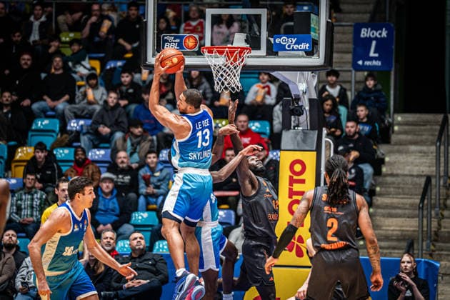 10.01.2026, xhfmx, Basketball easyCredit BBL Bundesliga, Frankfurt Skyliners - NINERS Chemnitz Jeadon LeDee (Skyliners Frankfurt), Amadou Sow (Niners Chemnitz) (DFL DFB REGULATIONS PROHIBIT ANY USE OF PHOTOGRAPHS as IMAGE SEQUENCES and or QUASI-VIDEO) Frankfurt am Main