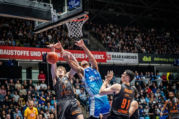 10.01.2026, xhfmx, Basketball easyCredit BBL Bundesliga, Frankfurt Skyliners - NINERS Chemnitz v.l. ?Julian Steinfeld (Niners Chemnitz) und William Christmas (Skyliners Frankfurt) (DFL DFB REGULATIONS PROHIBIT ANY USE OF PHOTOGRAPHS as IMAGE SEQUENCES and or QUASI-VIDEO) Frankfurt am Main