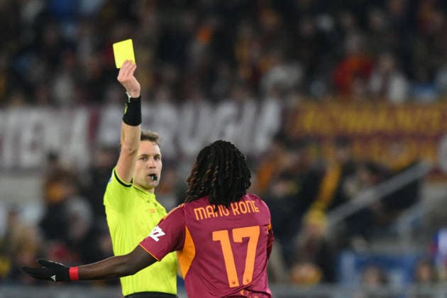 CALCIO - Serie A - AS Roma vs US Sassuolo referee Matteo Marcenaro issues a yellow card to Manu Kone of AS Roma during the match of 20th day of the Serie A Championship between A.S.Roma and U.S.Sassuolo at the Olimpico Stadium on Jan 10, 2026 in Rome, Italy. during AS Roma vs US Sassuolo, Italian soccer Serie A match in Rome, Italy, January 10 2026 Rome Italy  Copyright: xIPAxSport ABACAx