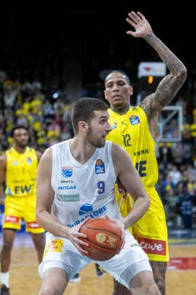 Oldenburg, Niedersachsen, DEU, 10.01.2026, Kresimir Nikic (links, Syntainics MBC) und Michale Kyser (rechts, EWE Baskets Oldenburg). EWE Baskets Oldenburg vs. Syntainics MBC. Basketball. 1. Basketball-Bundesliga Saison 2025 2026, 15. Spieltag, Grosse EWE Arena. EWE Baskets Oldenburg vs. Syntainics MBC