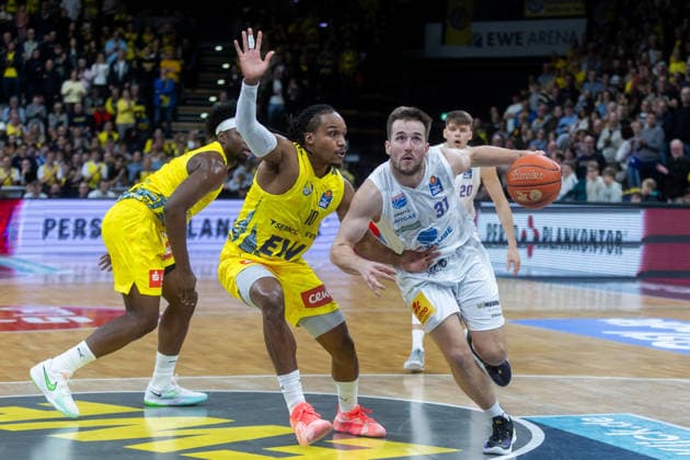 Oldenburg, Niedersachsen, DEU, 10.01.2026, Spencer Reaves (rechts, Syntainics MBC) und James Woodard (links, EWE Baskets Oldenburg).EWE Baskets Oldenburg vs. Syntainics MBC. Basketball. 1. Basketball-Bundesliga Saison 2025 2026, 15. Spieltag, Grosse EWE Arena. EWE Baskets Oldenburg vs. Syntainics MBC